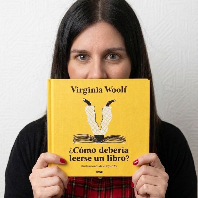 Paula Mara sujetando ¿Cómo debería leerse un libro?, de Virginia Woolf, delante de la cara